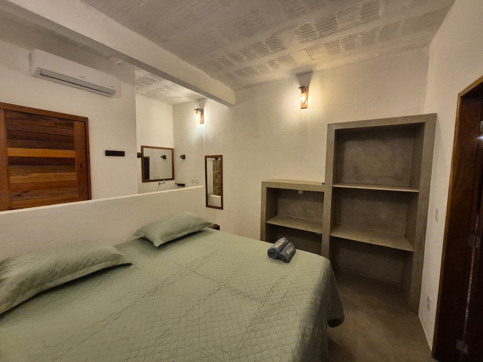 Chambre avec lit double et niches de rangement