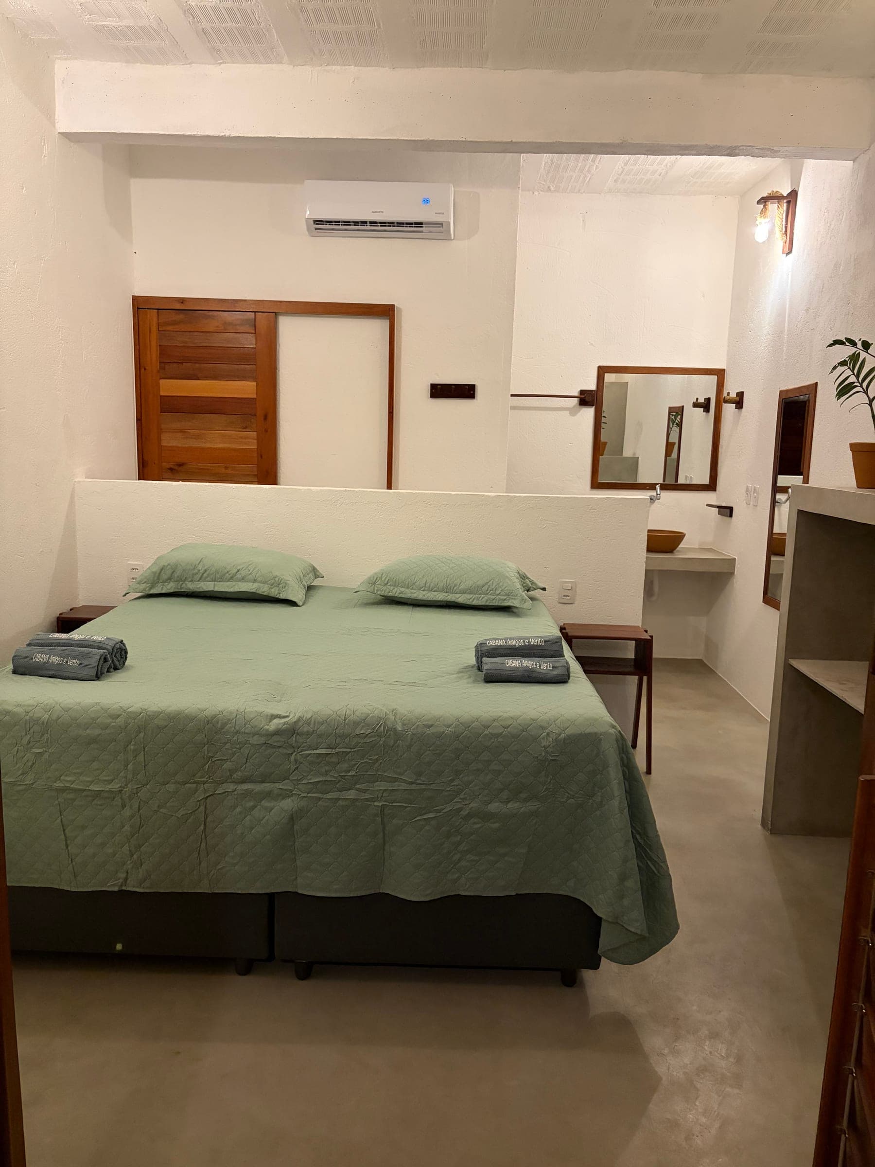 Chambre avec lit double, climatisation et coin bureau