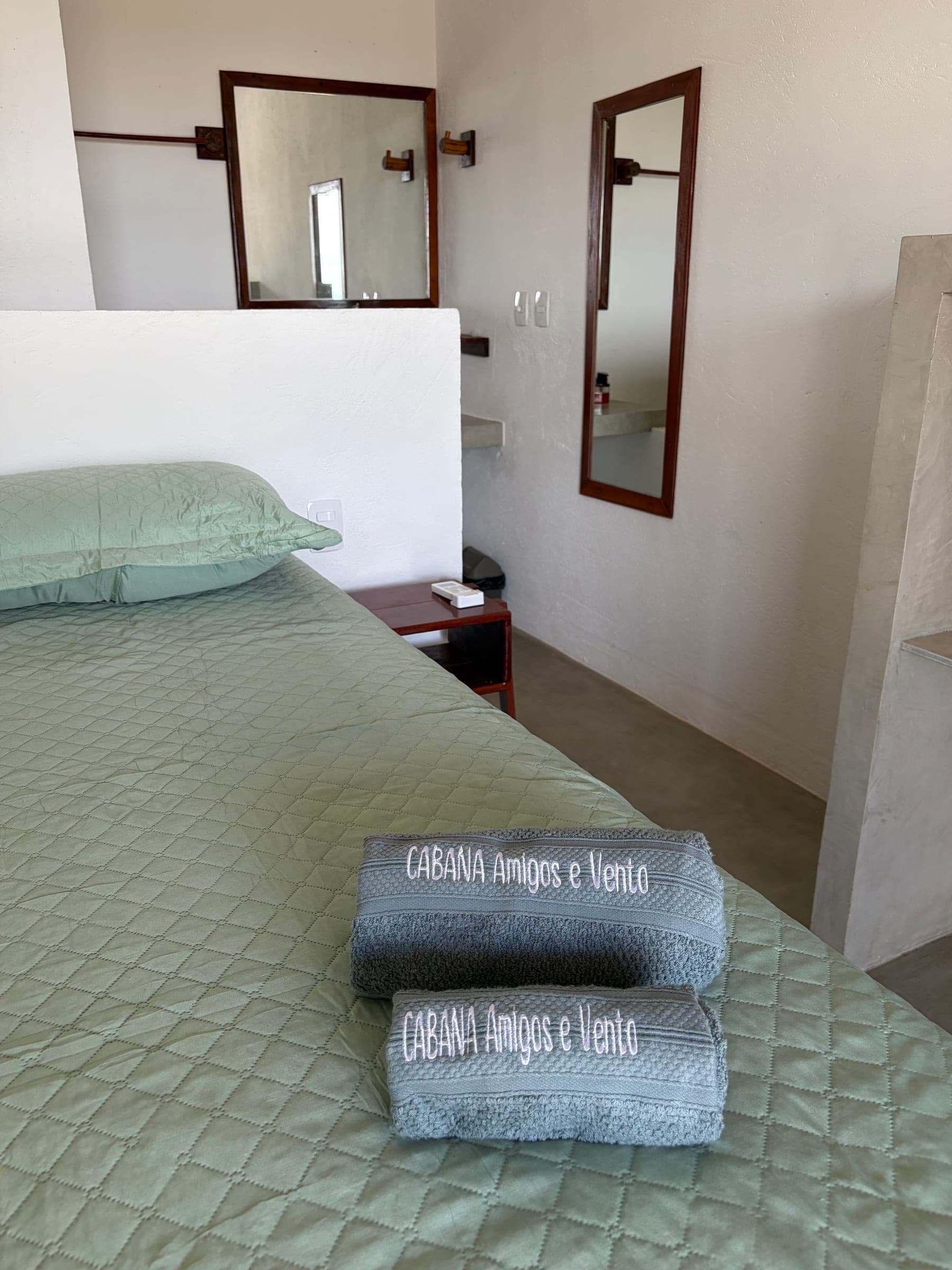 Lit préparé avec les serviettes brodées Cabana Amigos e Vento