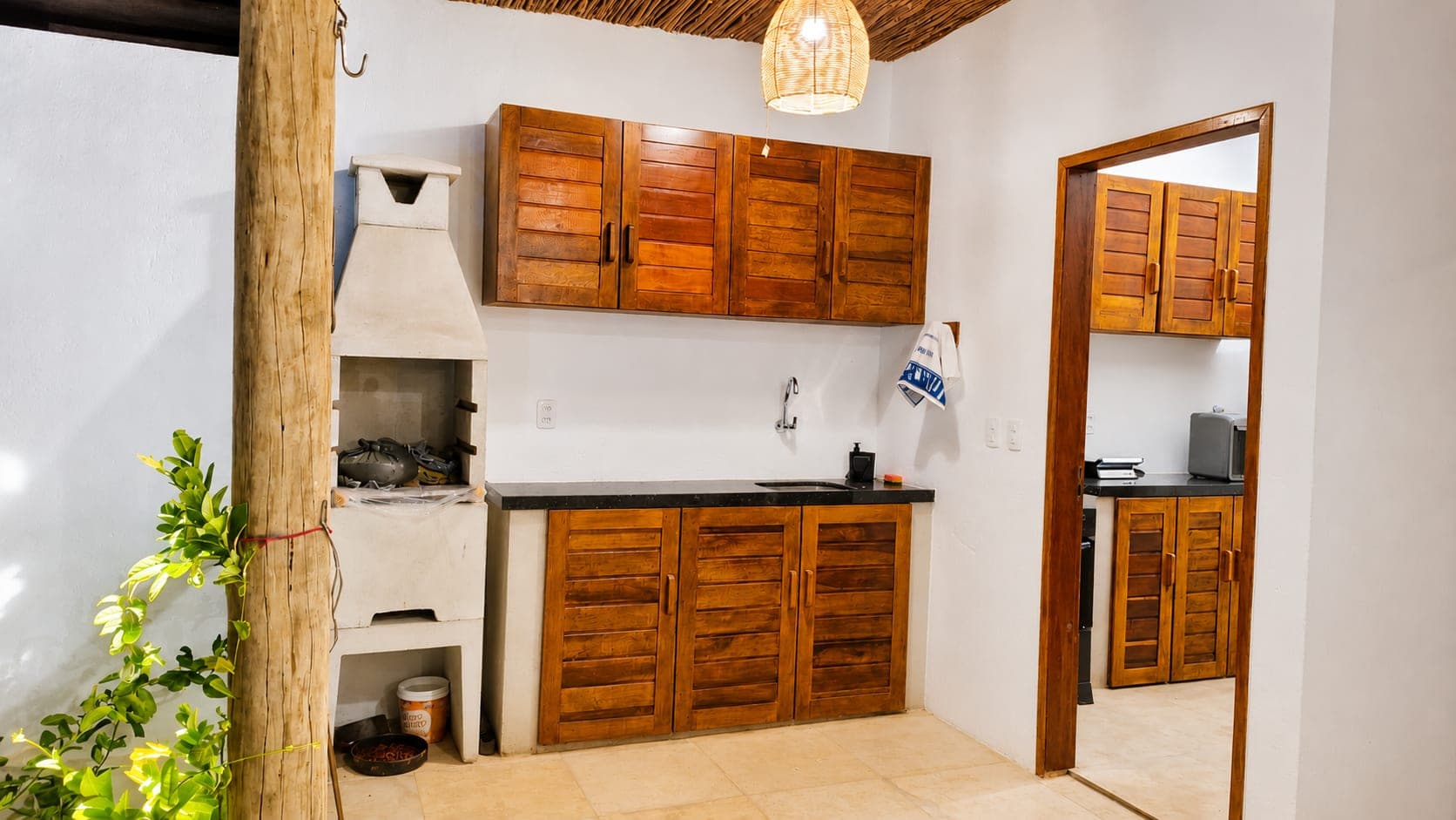 Cuisine ouverte, plan de travail et rangements en bois