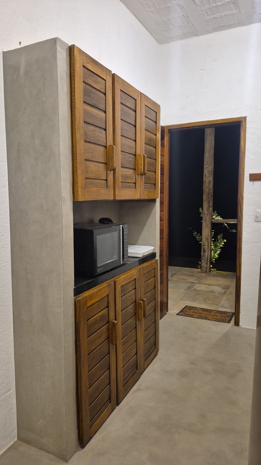 Rangements en bois et micro-ondes de la cuisine