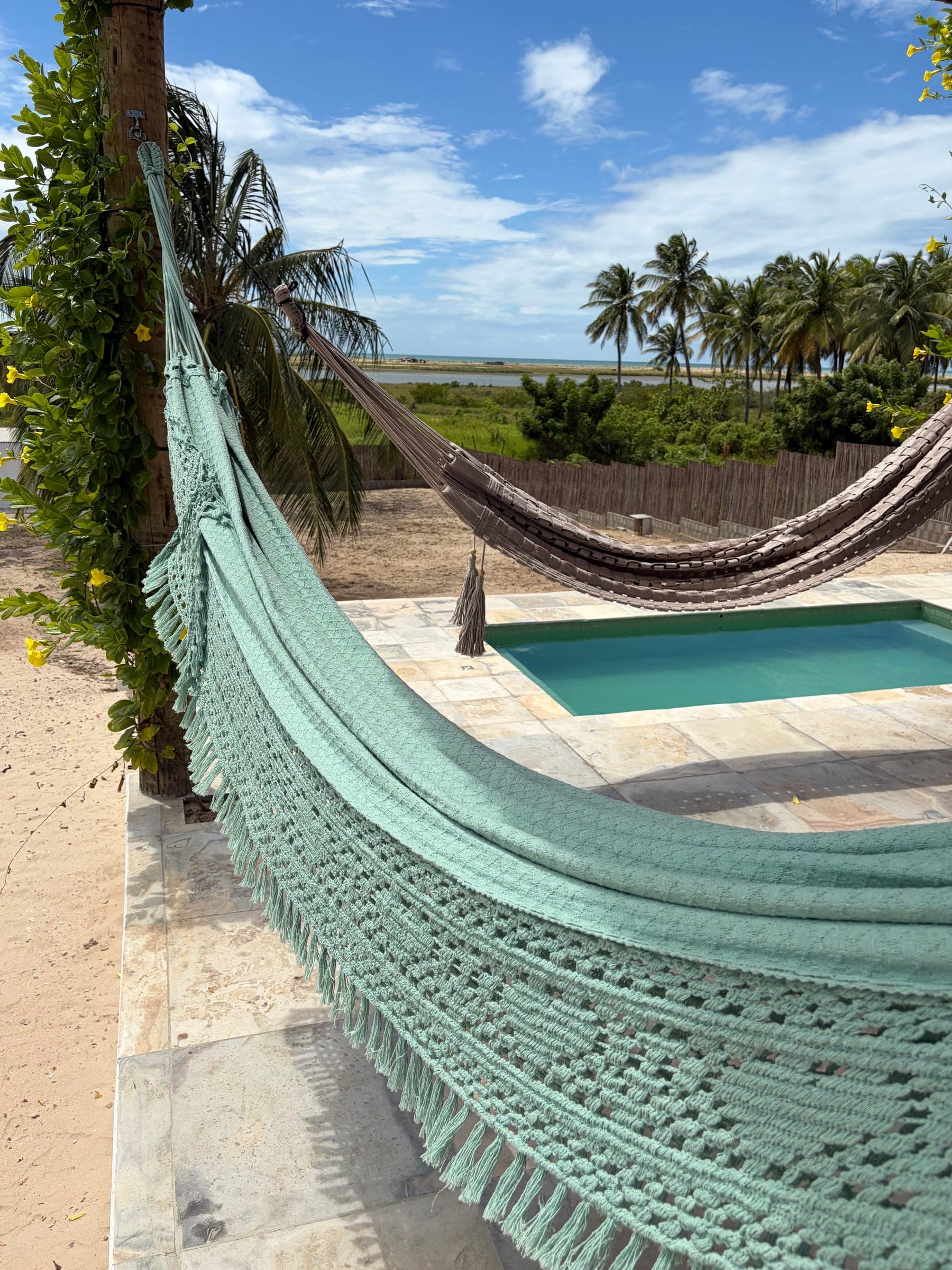 Hamac tendu près de la piscine, face à la lagune