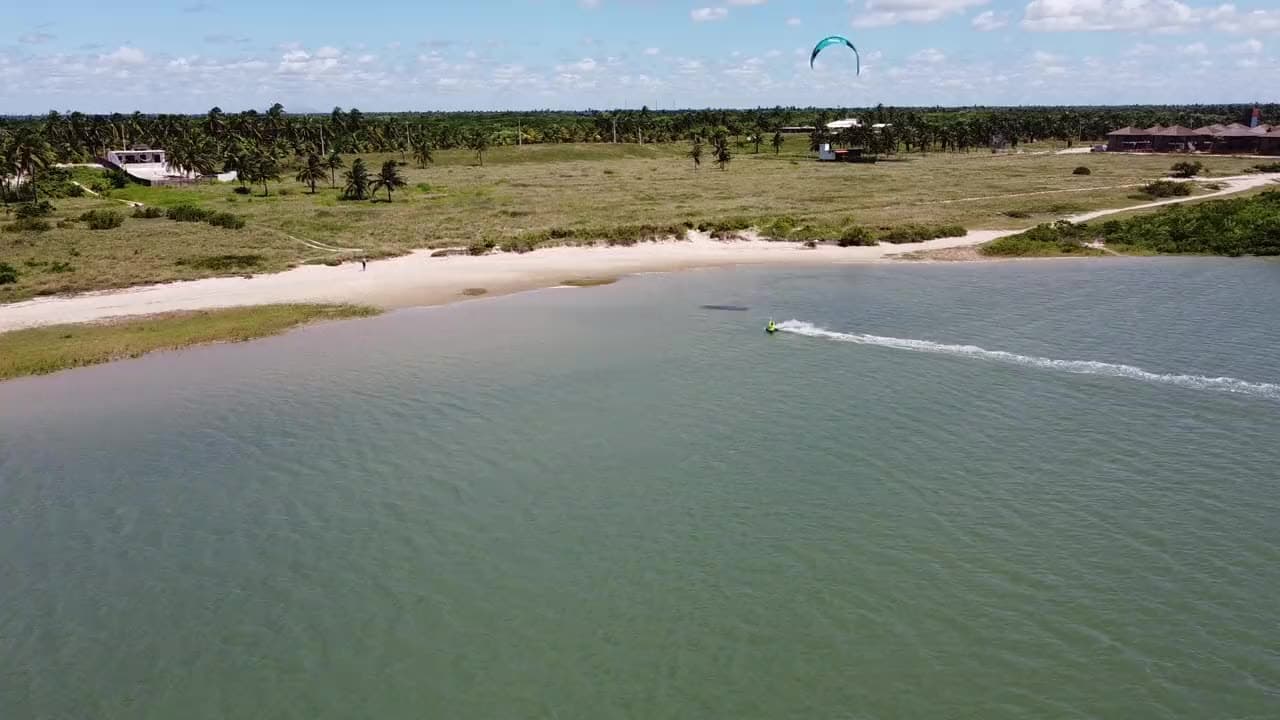 Vue aérienne de la lagune d'Ilha do Guajiru : un kitesurfeur glisse sur l'eau turquoise